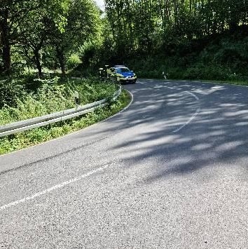 POL-HM: Kradfahrerin stürzt - Polizei sucht Verursacher zu Ölspur