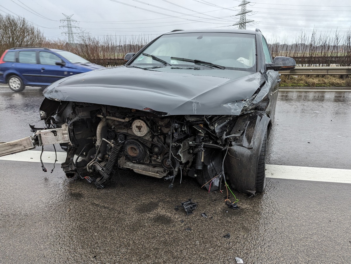 POL-STD: 21-jährige Autofahrerin bei Aquaplaning-Unfall auf der Autobahn leicht verletzt