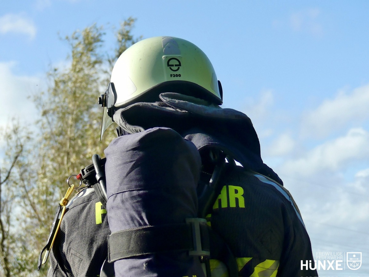 FW Hünxe: Feuerwehr beseitigt im Wald entsorgtes Chemikalienfass