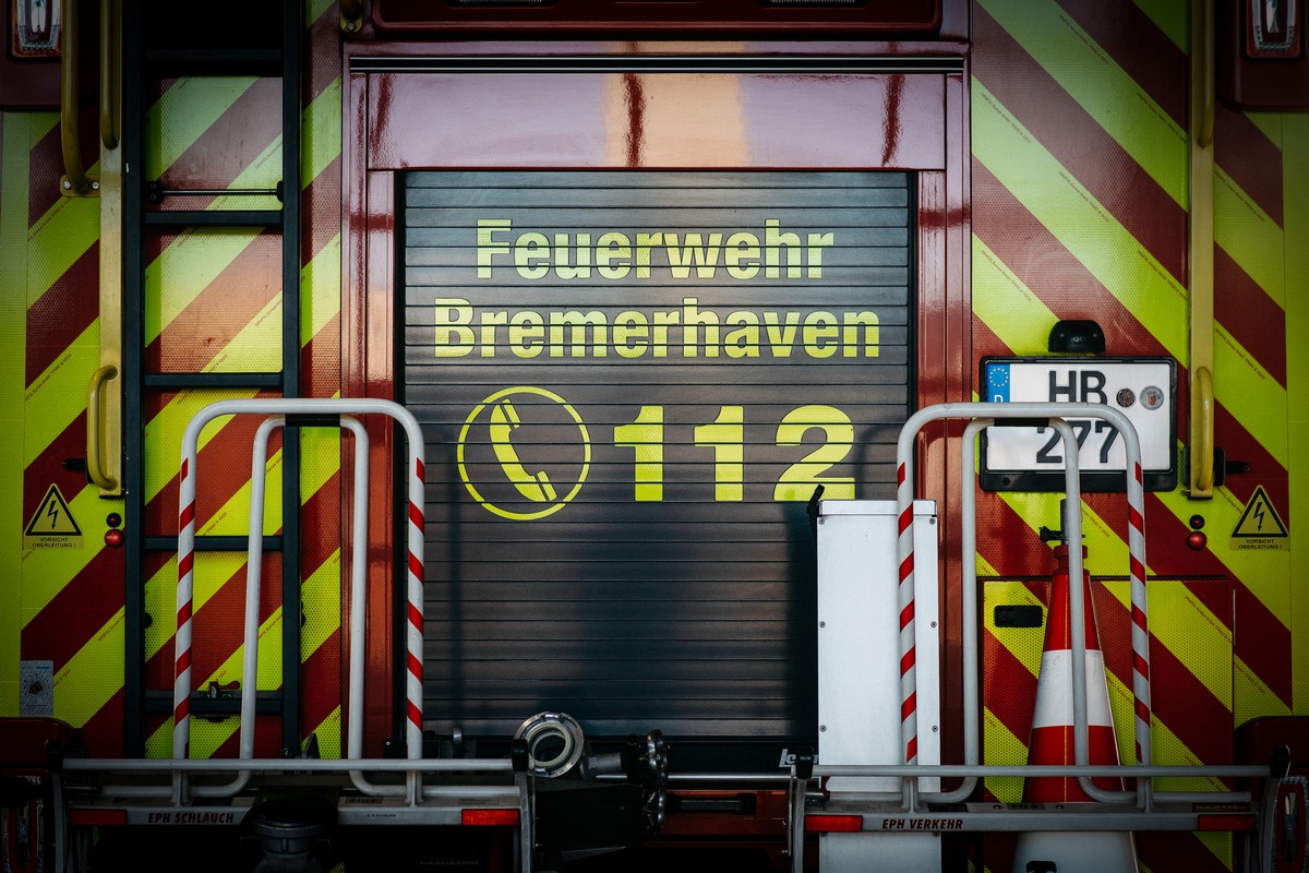 FW Bremerhaven: Gebäudebrand in Bremerhaven - Feuerwehr Bremerhaven im Einsatz