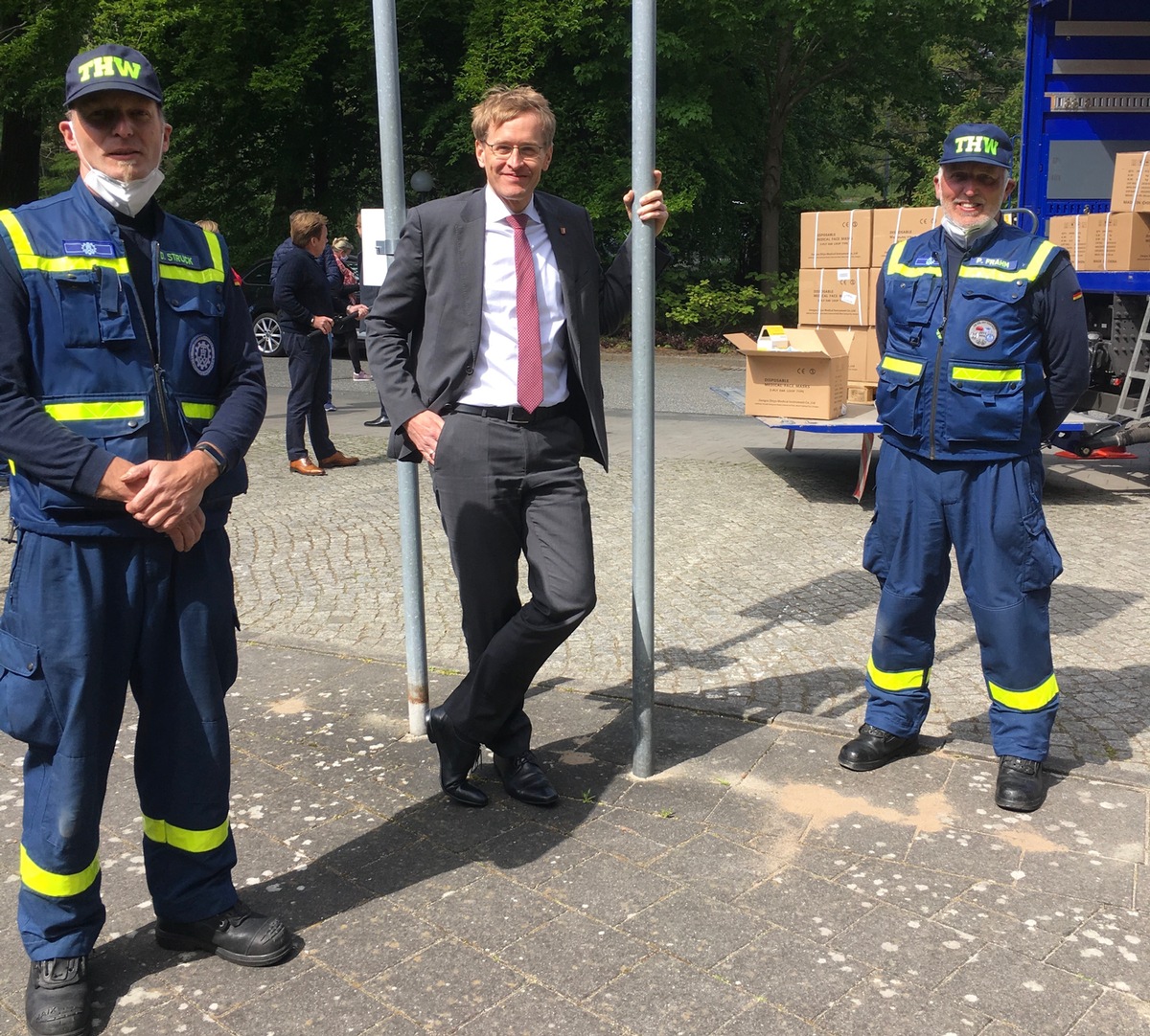 THW HH MV SH: Corona-Einsatz: Technisches Hilfswerk transportiert Spende von einer Million Schutzmasken an das Bundesland Schleswig-Holstein