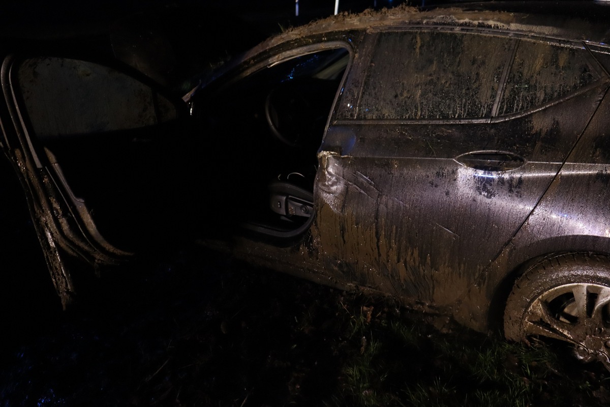 POL-HF: Verkehrsunfall mit Personenschaden Fahrer nach Unfall bewusstlos-