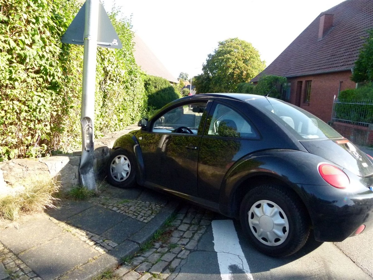 POL-MI: Alkoholisiert gegen Laterne und Mauer gefahren.