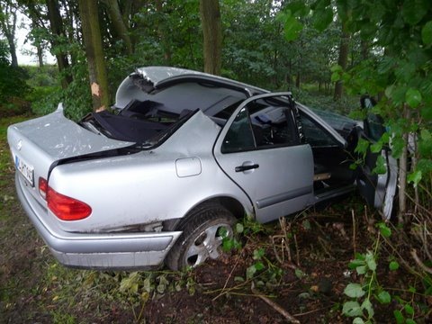 POL-WL: Toppenstedt - Schwerer Verkehrsunfall ++ Landkreis Harburg - Landwirte vernachlässigen Ladungssicherung ++ Vaensen - Geschwindigkeitsmessung ++ Winsen/L. - Mittagessen löst Feuerwehreinsatz aus ++ u.w.M.