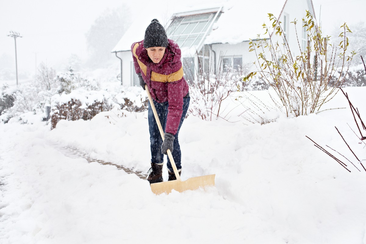 Tipps für den Alltag / Wann muss man Schneeschieber greifen? (BILD)