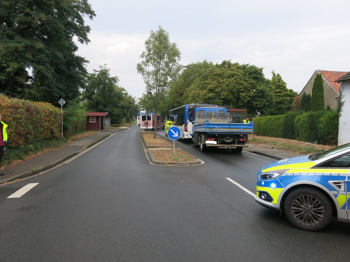 POL-DN: Acht Leichtverletzte bei Unfall mit Linienbus