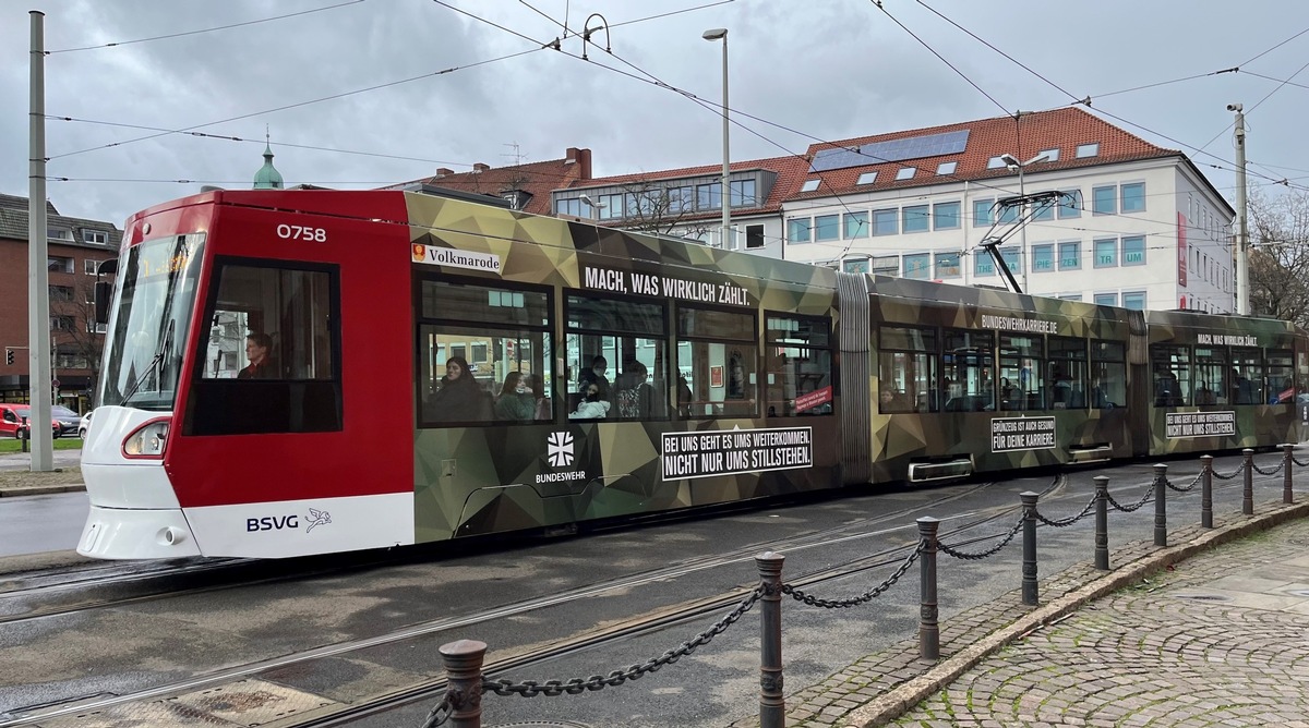 Neueröffnung des Karriereberatungsbüros der Bundeswehr in Braunschweig mit „Citytour in Flecktarn“