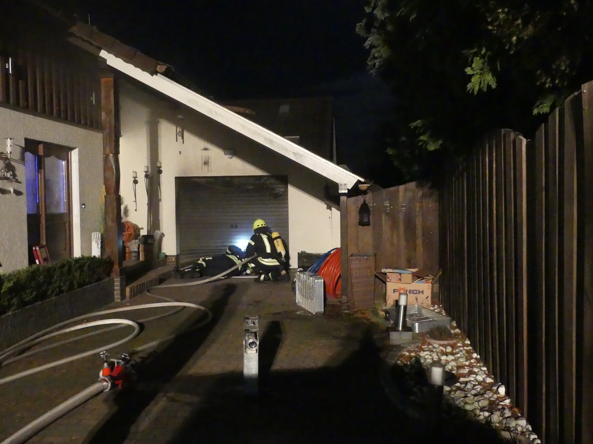 FW-ROW: Schwelbrand in einer als Lagerraum genutzten Garage