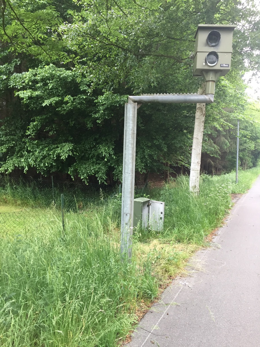 POL-CUX: Geschwindigkeitsmessanlage zerstört ++ Zigaretten aus Tankstelle gestohlen