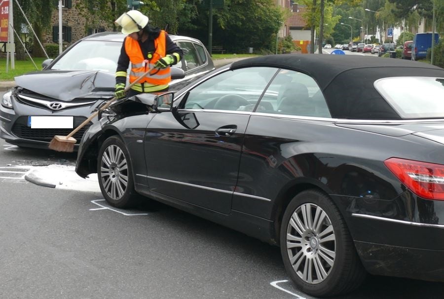 POL-DN: Unfall mit erheblichem Sachschaden und zwei Verletzten