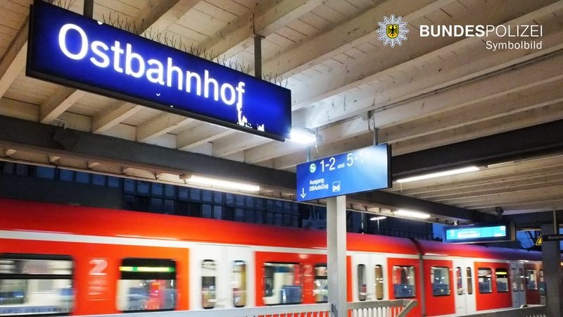 Bundespolizeidirektion München: Alkoholisierter schubst Reisende am Bahnsteig - Glück für 34-Jährigen