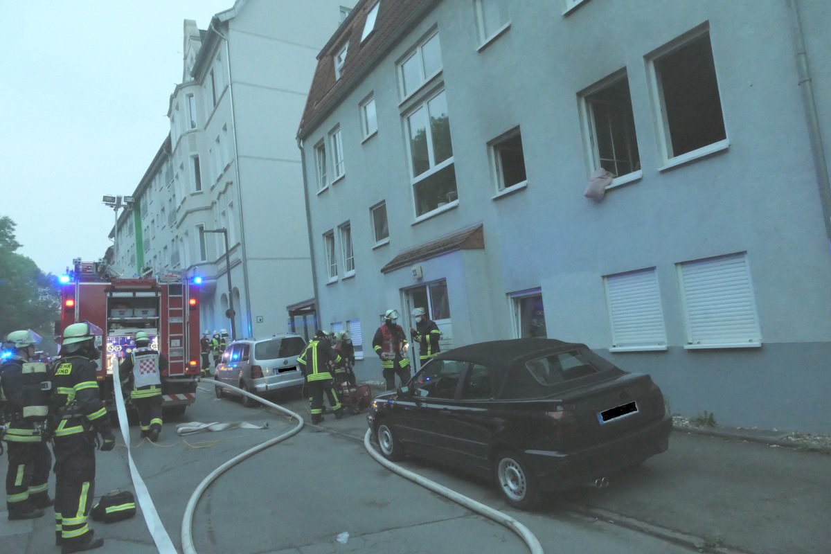 FW-DO: Wohnungsbrand in einem Mehrfamilienhaus in Mitte _ Süd. Beim Eintreffen drang dunkler Qualm aus dem Fenster.