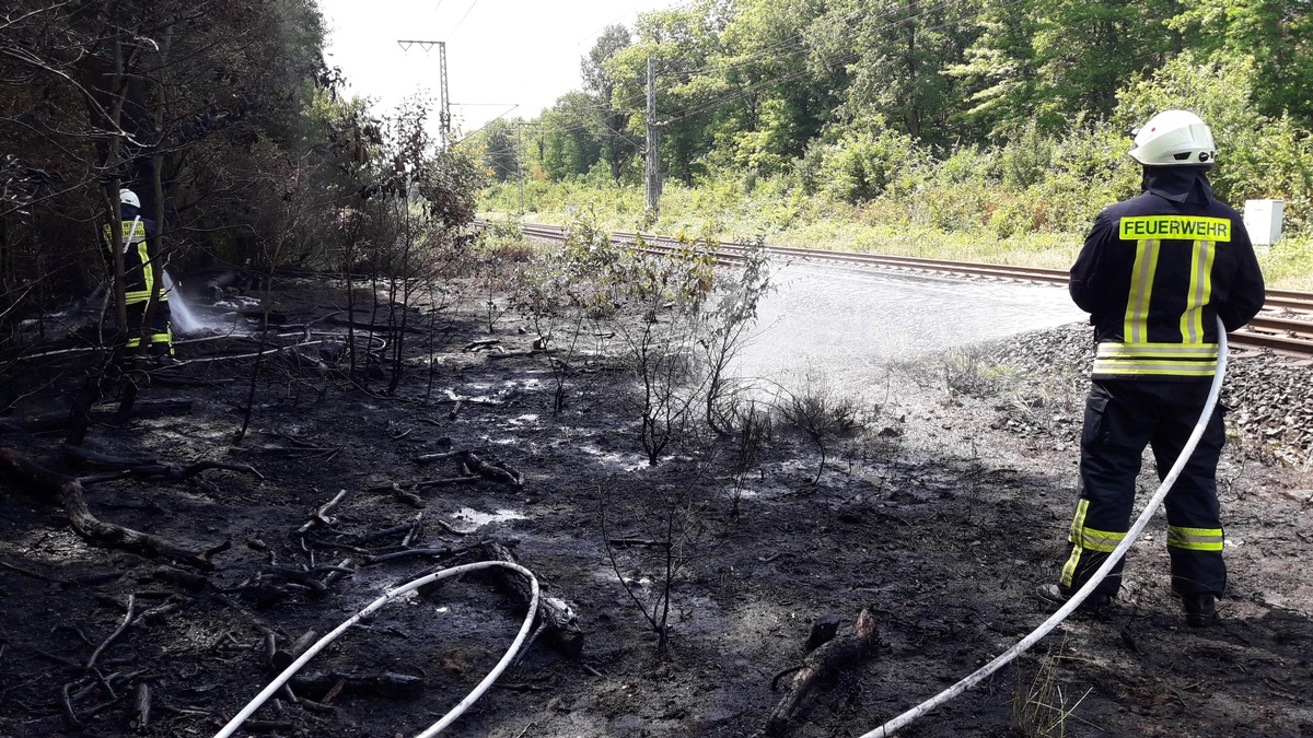 FW-F: Ein Böschungsbrand an der Bahnstrecke Frankfurt-Mannheim beschäftigt Berufsfeuerwehr sowie die Freiwilligen Feuerwehren Neu-Isenburg und Zeppelinheim