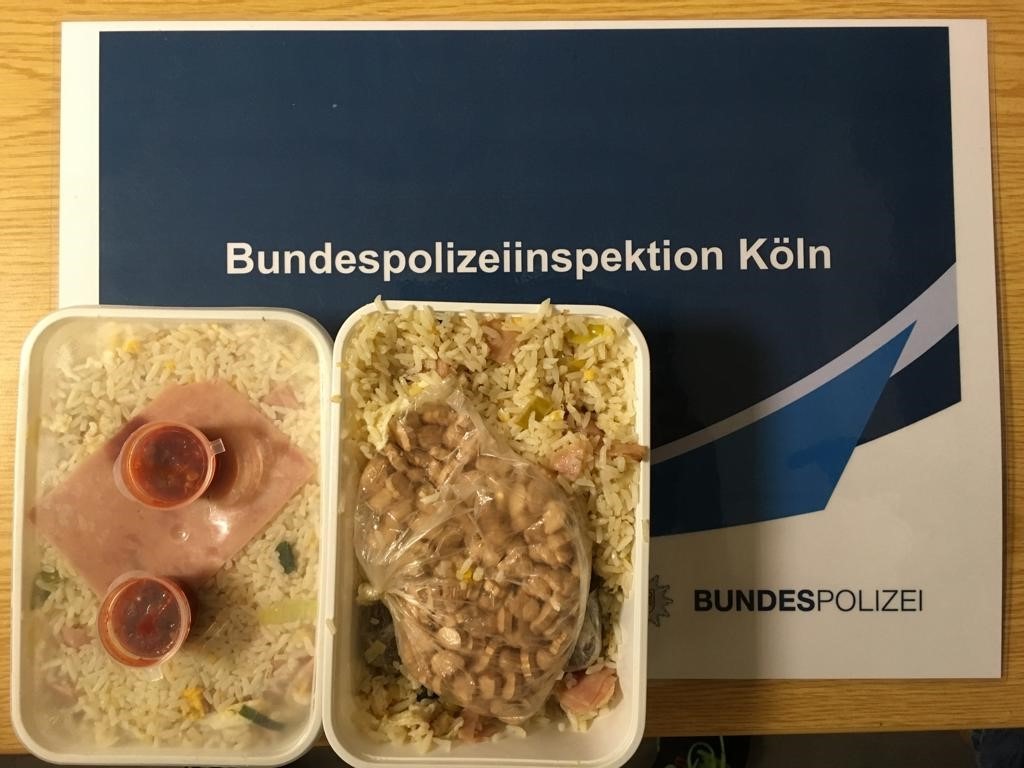 BPOL NRW: Bundespolizei findet Drogen im Fast Food und Falschgeld in Jackentasche; Festnahme