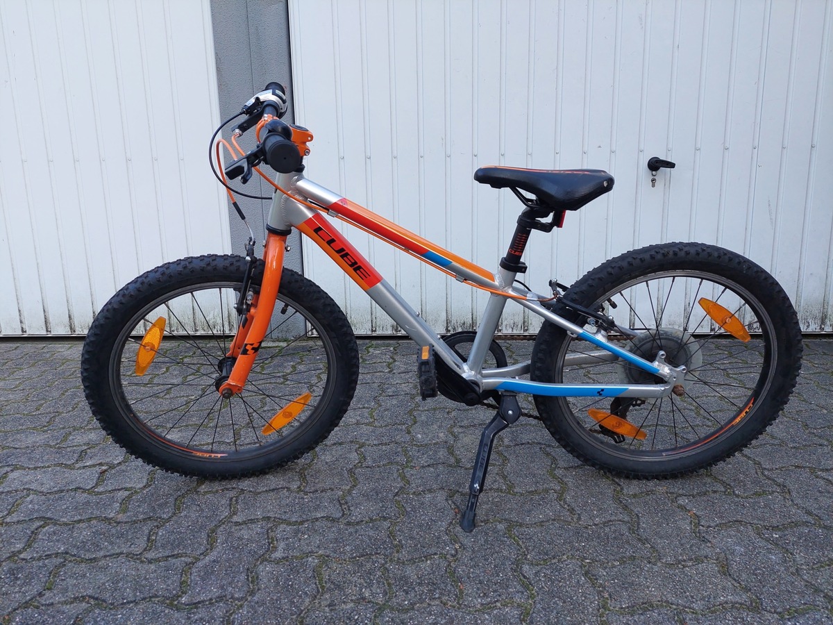 POL-HK: Reuevoller Fahrraddieb - Eigentümer gesucht (Foto), Einbruch in Rathaus, Einbruch in Schule, Tageswohnungseinbruch