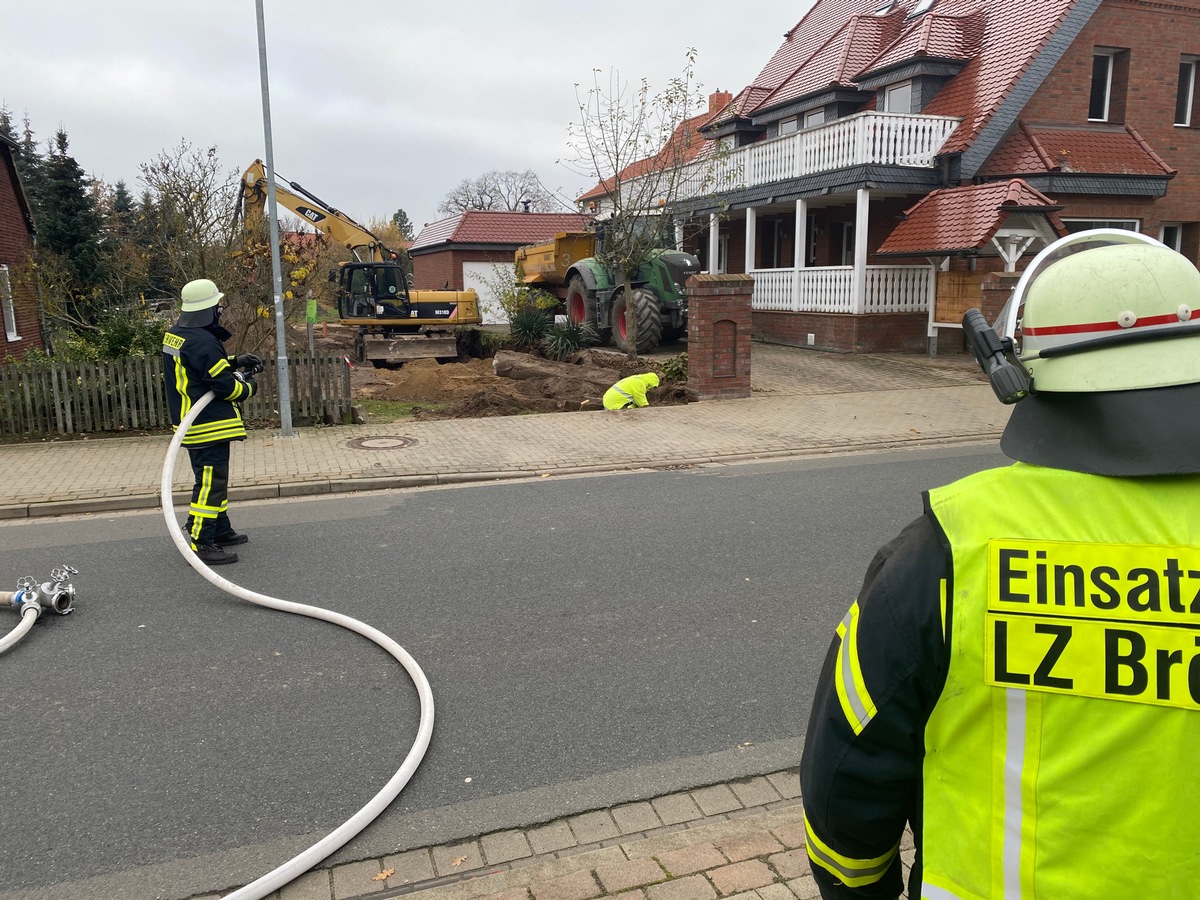 FW Flotwedel: Gasleitung bei Baggerarbeiten abgerissen / Größere Mengen Gas strömten aus