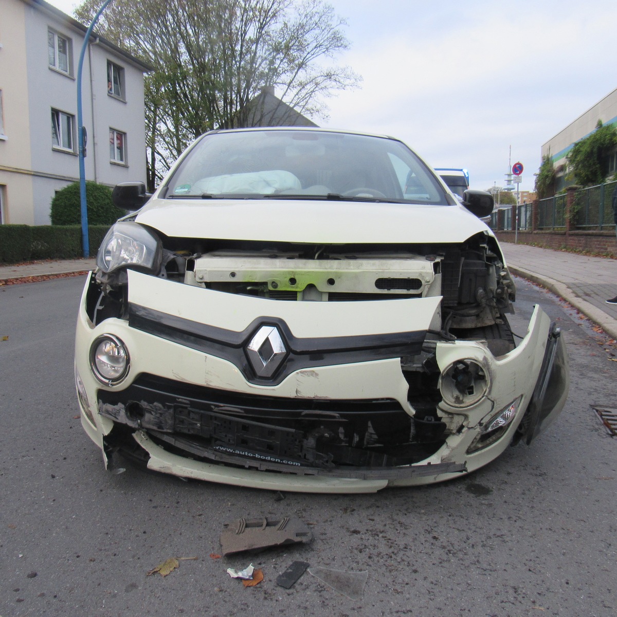 POL-ME: Leicht verletzt und hoher Sachschaden nach Unfall im Kreuzungsbereich - Velbert - 1911007