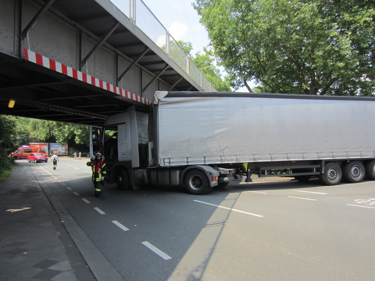 FW-MH: LKW unter Brücke festgefahren  #fwmh