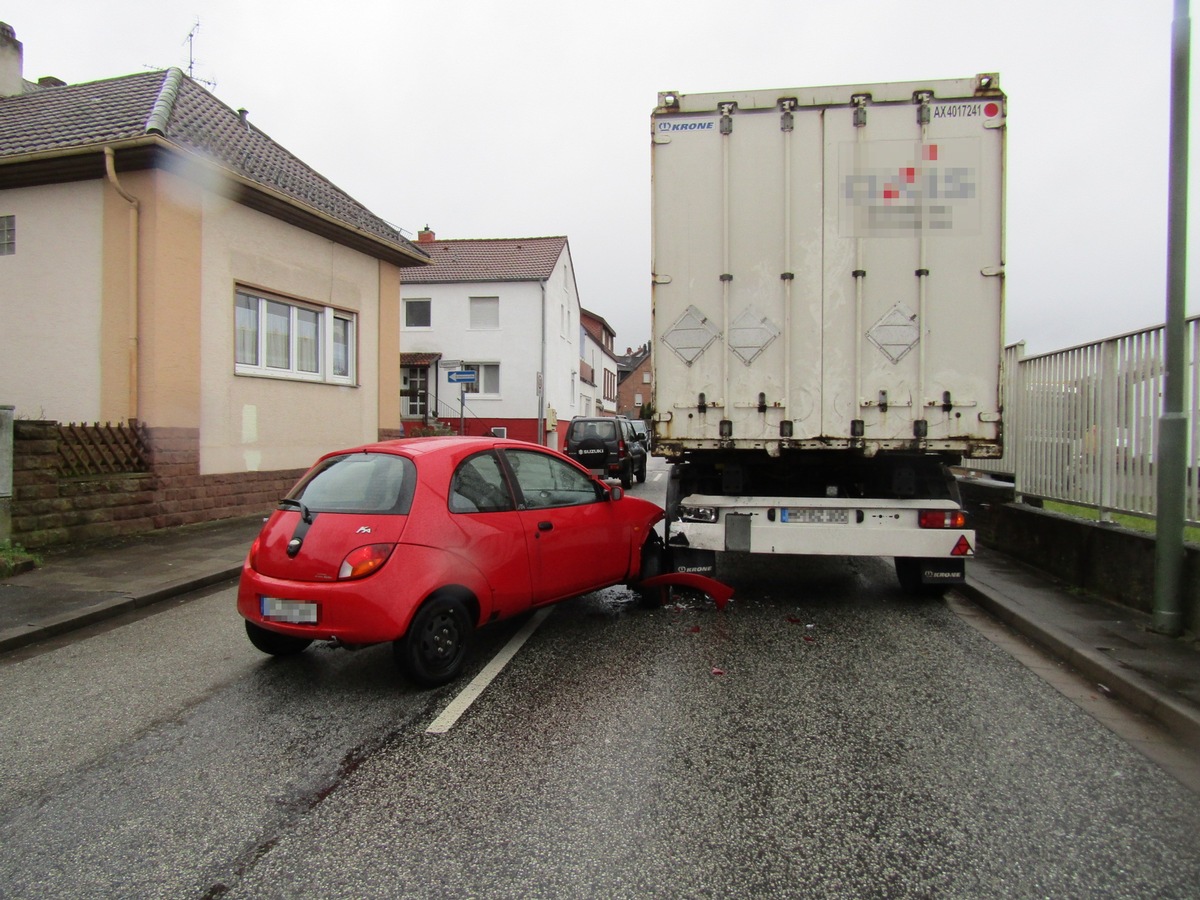 POL-PPWP: Verkehrssituation falsch eingeschätzt - auf Sattelzug aufgefahren