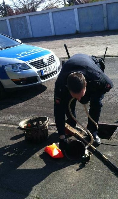 POL-H: Polizei rettet Entenfamilie