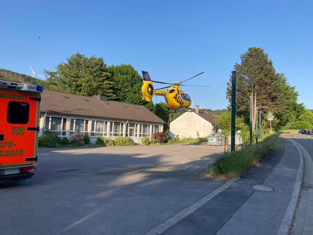 FW-EN: Rettungshubschrauber fliegt verletzten Motorradfahrer in Spezialklinik