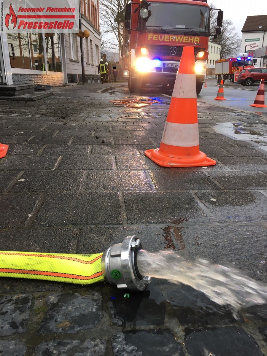 FW-PL: OT-Eiringhausen. Wasserrohrbruch in Gehweg vor Wohn- und Geschäftshaus. Kellerräume füllten sich mit Wasser.