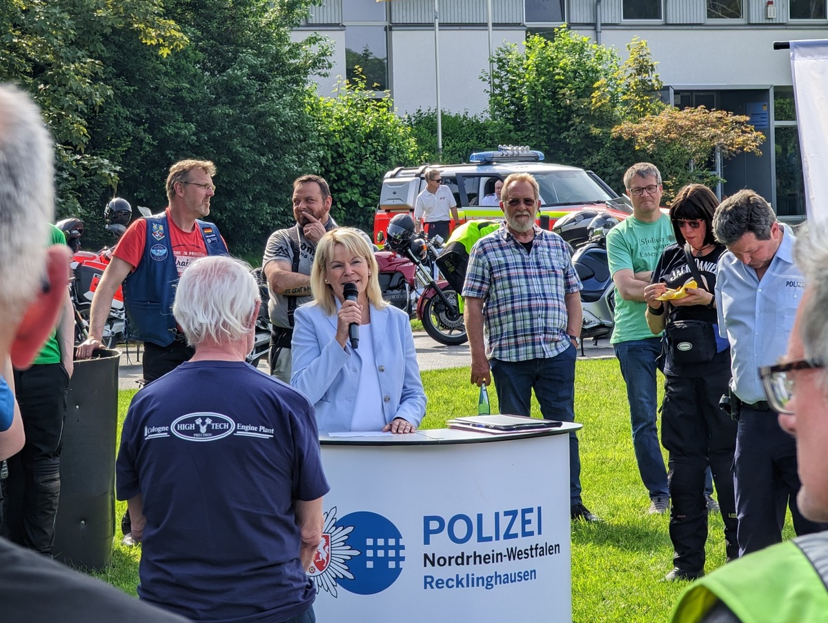 POL-RE: 156 Bikerinnen und Biker, 220 gefahrene Kilometer und strahlender Sonnenschein - Das war die erste &quot;PoliTour&quot; des Jahres