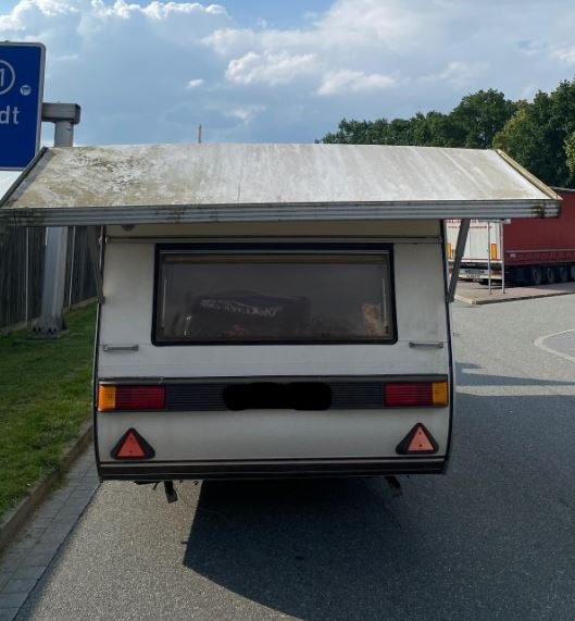 POL-SE: Schackendorf - Wohnanhänger mit 3,05 m Breite auf der Autobahn unterwegs