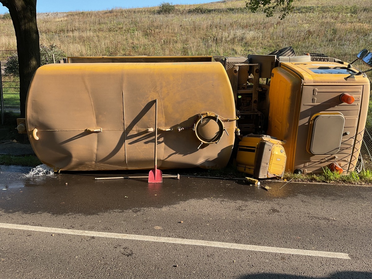 FW Dinslaken: LKW rutscht von Böschung