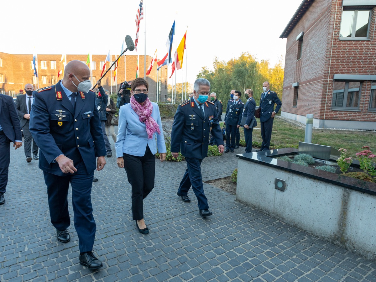 Verteidigungsministerin Annegret Kramp-Karrenbauer stellte in Kalkar/Uedem das Luft- und Weltraumoperationszentrum in Dienst.