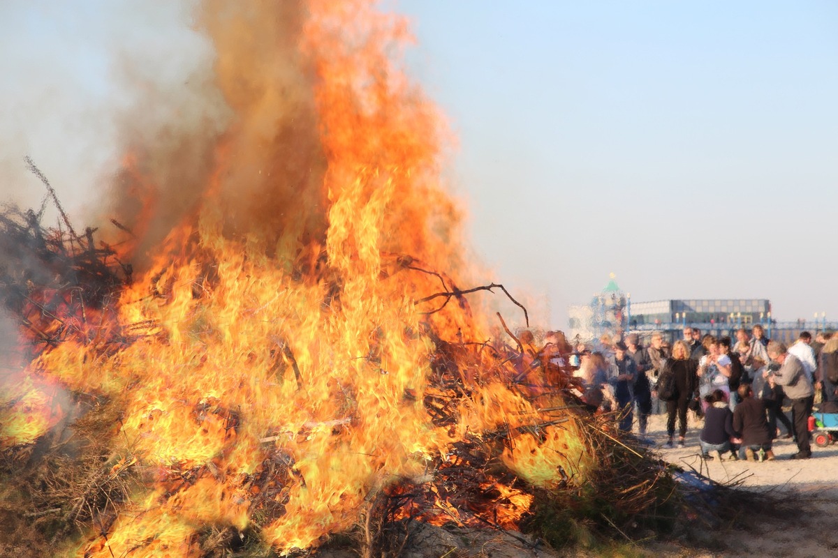 Pressetext: „Osterfeuer am Meer“: Norddeich vertreibt Wintergeister und weckt Sommerfreuden