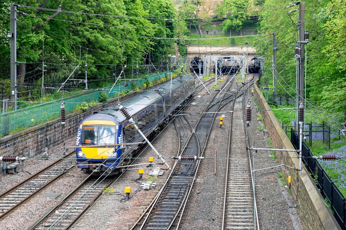 ScotRail rüstet sein Zugpersonal mit Bodycams von Motorola Solutions aus / Bahnbetreiber in Schottland setzt mehr als 1.000 Körperkameras ein, um die Sicherheit in Zügen und Bahnhöfen zu erhöhen