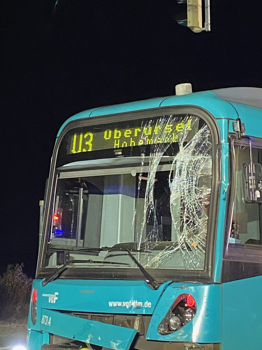 FW-F: Frankfurt Stadtgrenze zu Oberursel, Weißkirchener Berg / Rosa-Luxemburg-Straße. Schwerer Verkehrsunfall mit U-Bahn und Bus