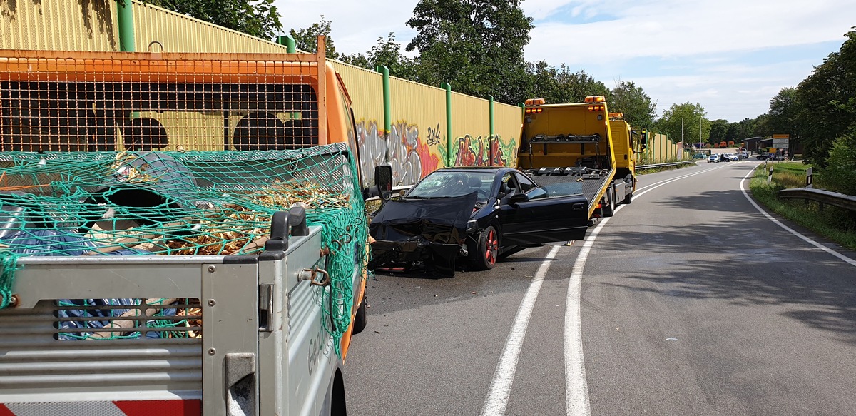 POL-OL: ++ Verkehrsunfall mit mind. einer schwer verletzten Person und Vollsperrung der Anschlussstelle Oldenburg-Osternburg auf der A 28 in Fahrtrichtung Leer ++ Zeugenaufruf ++