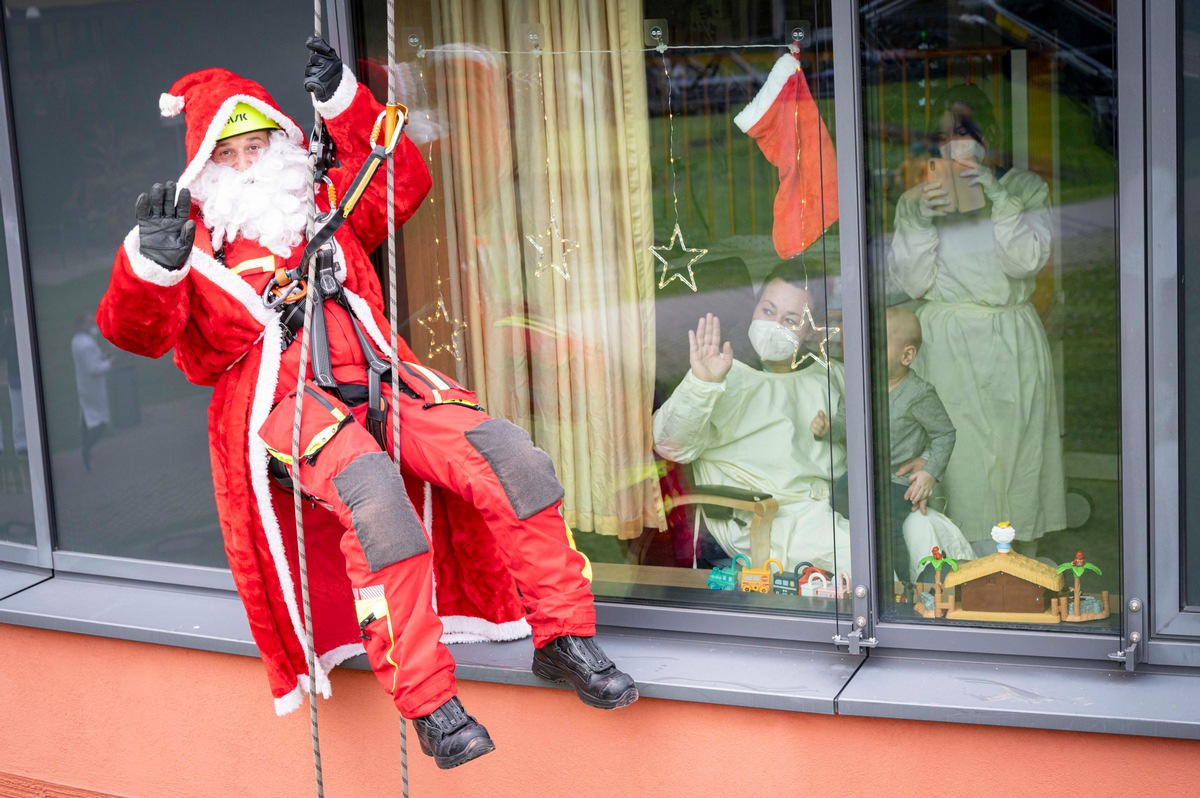 FW-F: Höhenretter der Feuerwehr beglücken kleine Patienten zu Nikolaus