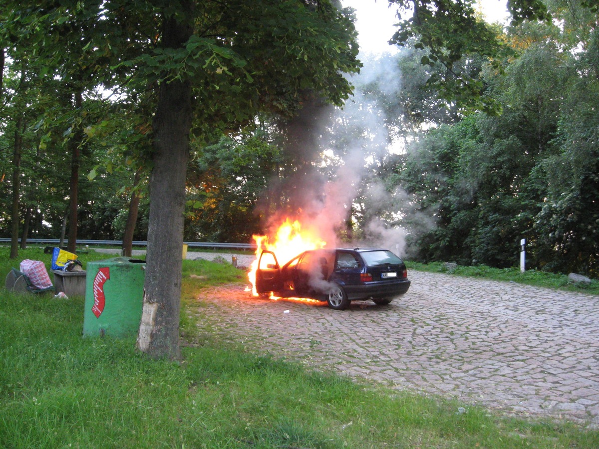 POL-HI: BMW fängt auf der Autobahn Feuer und brennt komplett aus