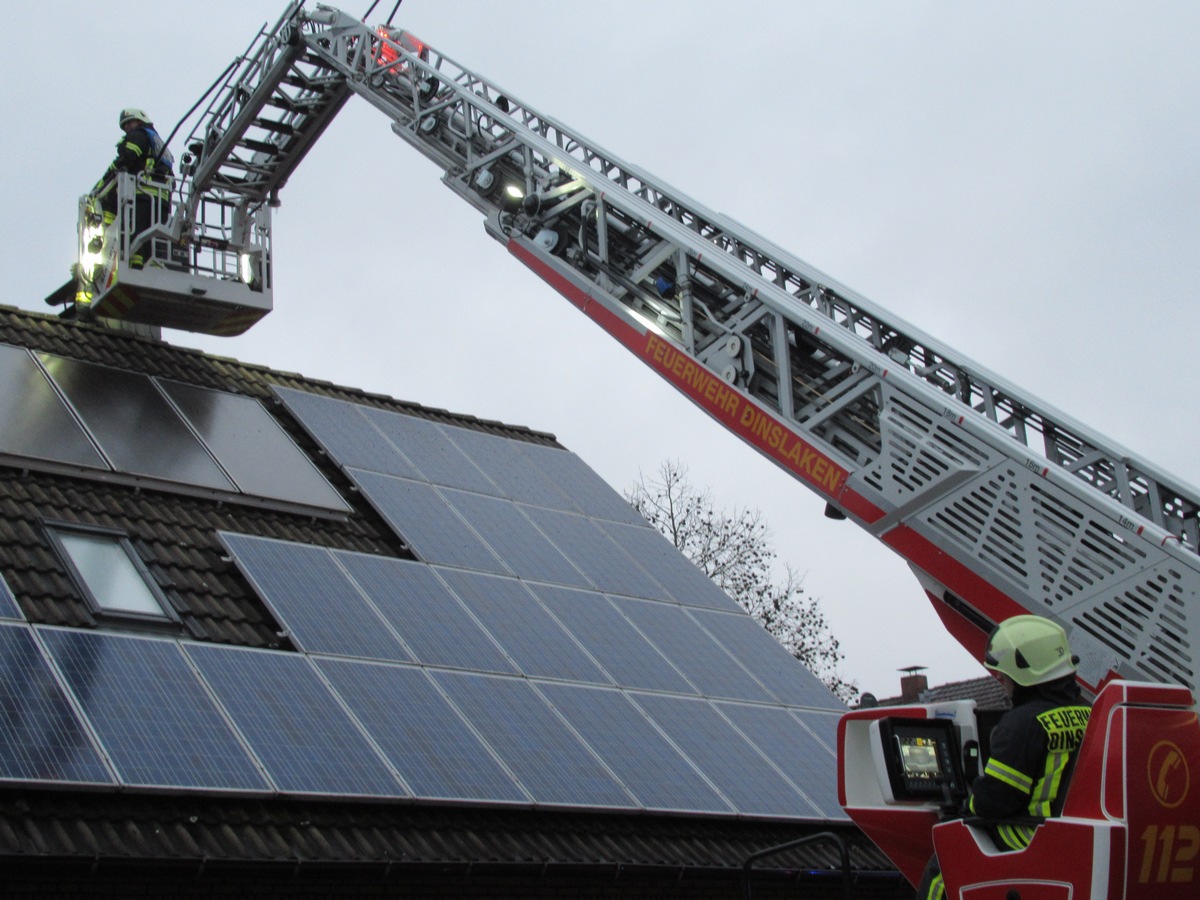 FW Dinslaken: Feuerwehr löschte Kaminbrand und beseitigte Ölspur