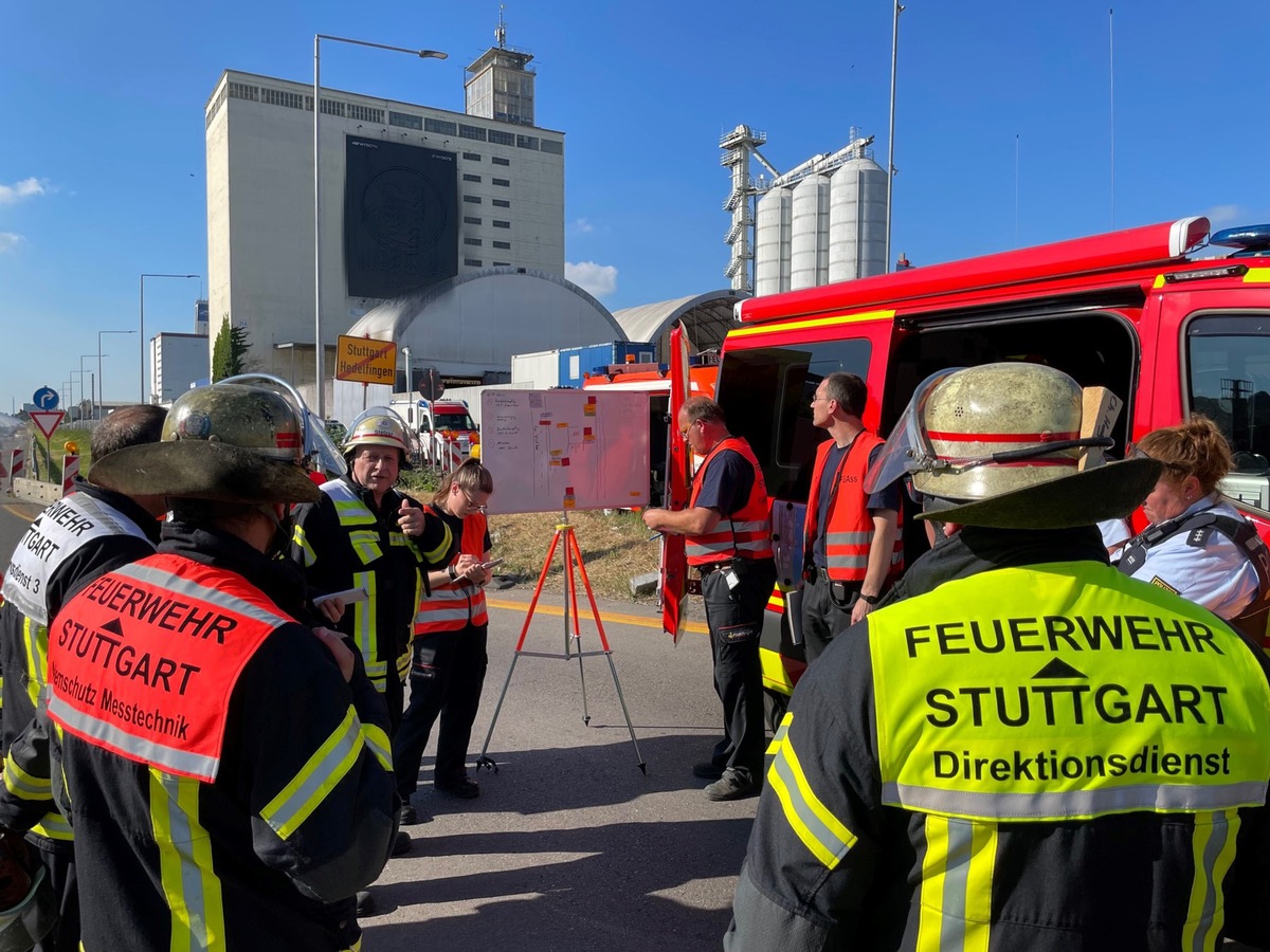 FW Stuttgart: Samstag, 04.06.2022: Großbrand bei einem Recyclingbetrieb