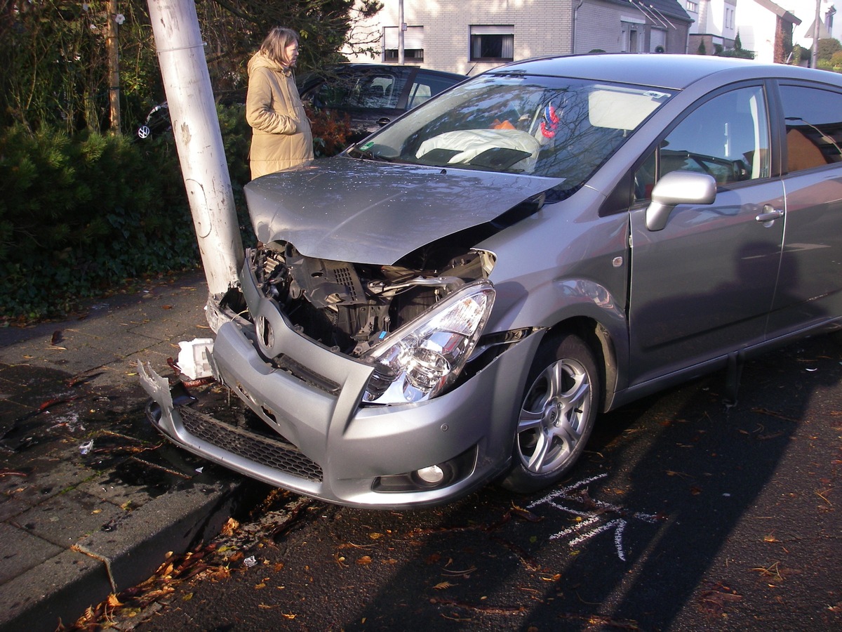 POL-DN: Straßenlaterne und Vorgarten in Unfall verwickelt