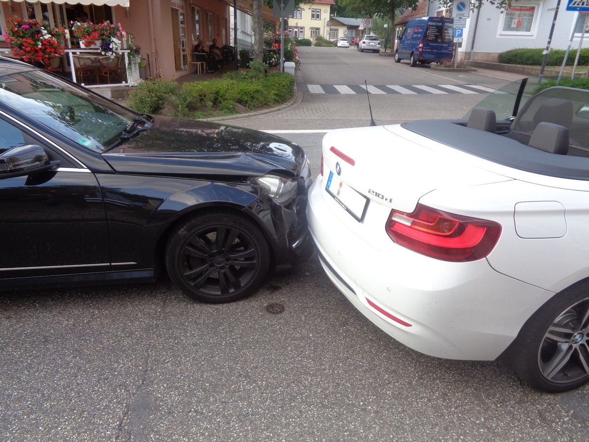 POL-PDPS: Verkehrsunfall mit Sachschaden und leicht verletzter Person