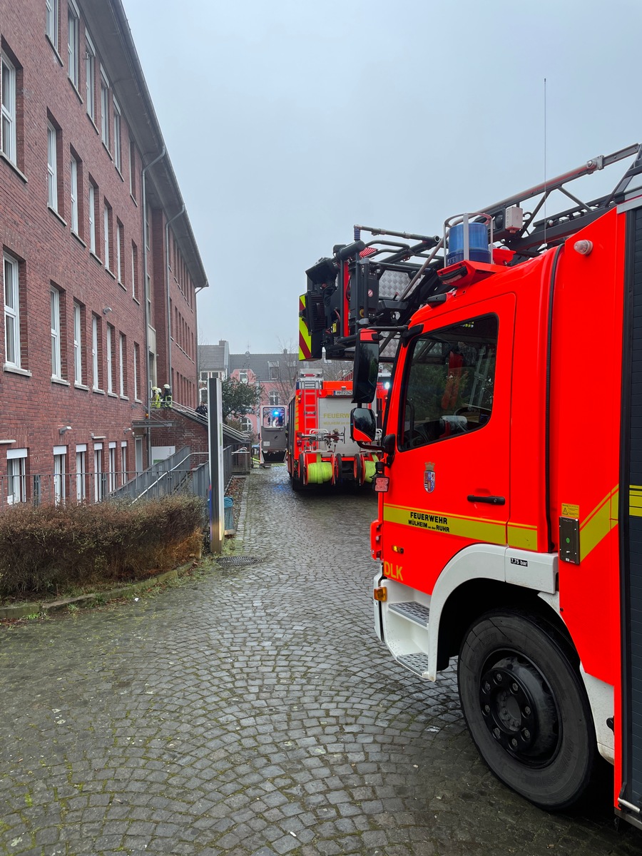 FW-MH: Papierkorbbrand in der Berufsschule Stadtmitte