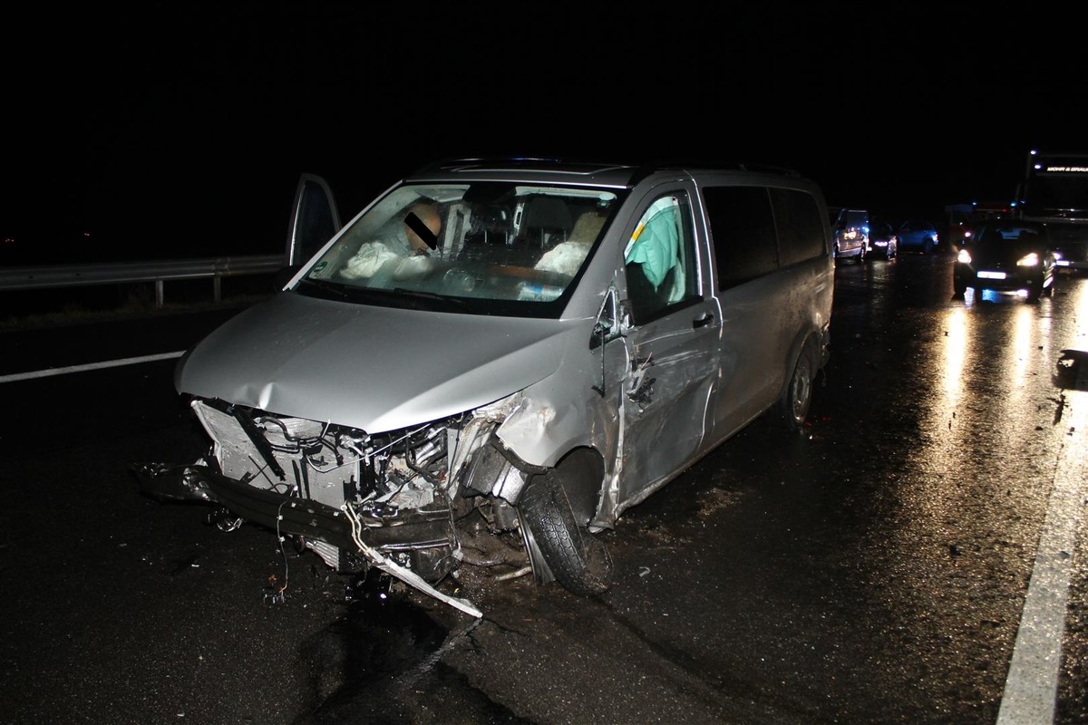 POL-PDNW: Unangepasste Geschwindigkeit bei Schneeregen löst großen Verkehrsunfall auf der BAB 6 aus - Rettungsgasse funktioniert wieder nicht optimal - Polizei verteilt Rettungsgassenflyer im Stau