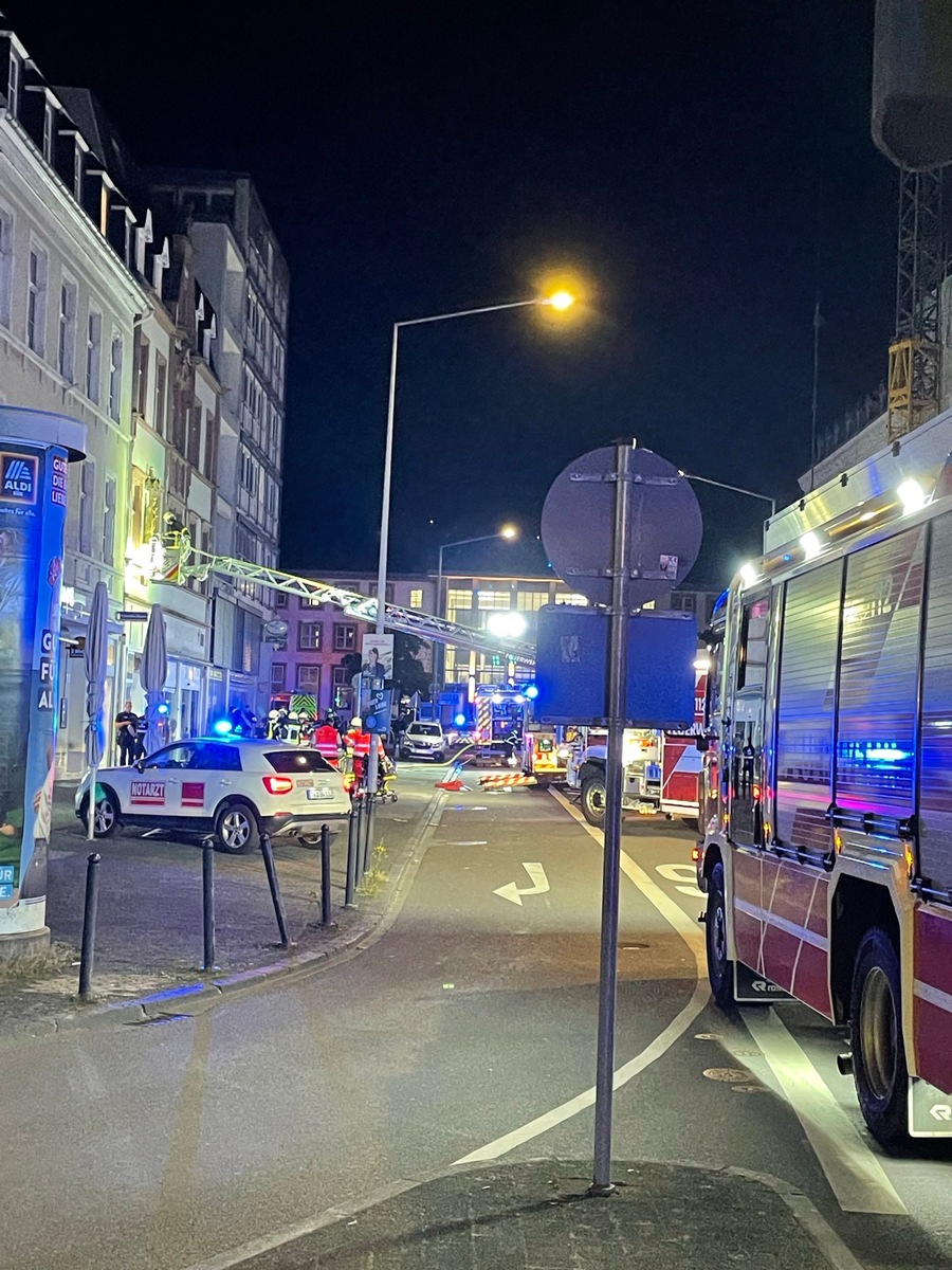 POL-PDTR: Feuerwehr, Polizei und ein mutiger Bürger verhindern Gebäudebrand im Bahnhofsviertel und retten Person aus Lebensgefahr