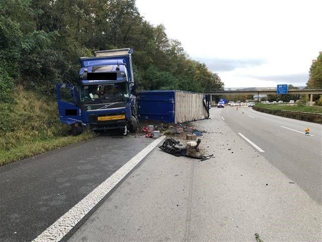 POL-VDKO: Alleinbeteiligter Gliederzug verunfallt im Seitenstreifen und kommt auf der Fahrbahn zum Liegen