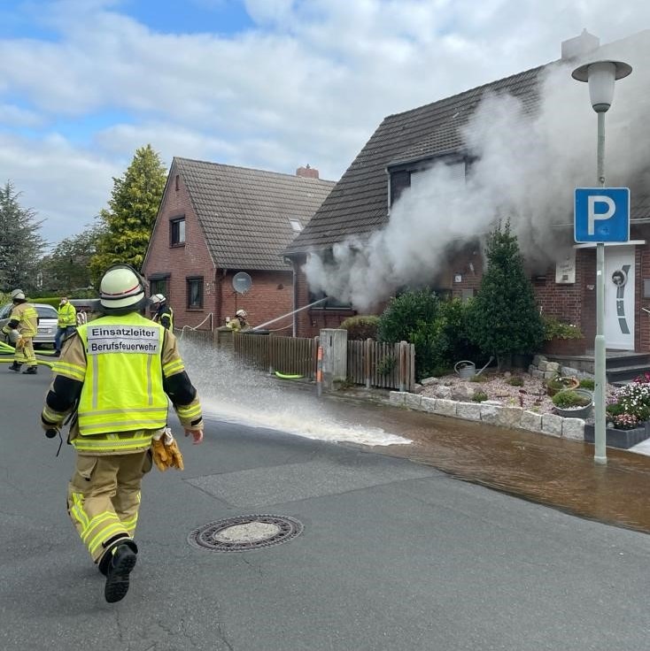 POL-WHV: Brand in der Tiefstraße - Hausbewohner ins Krankenhaus verbracht - Ermittlungen dauern an (mit Bild)