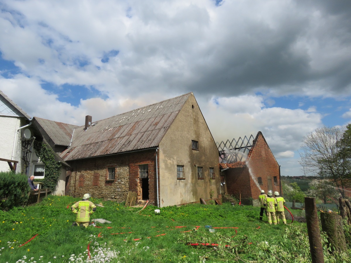 POL-HM: Brand zweier Scheunen auf landwirtschaftlichem Anwesen