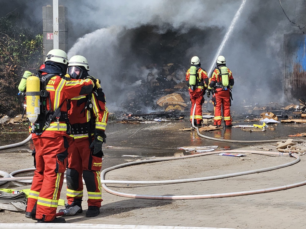 FW Düren: Feuer in Entsorgungsbetrieb