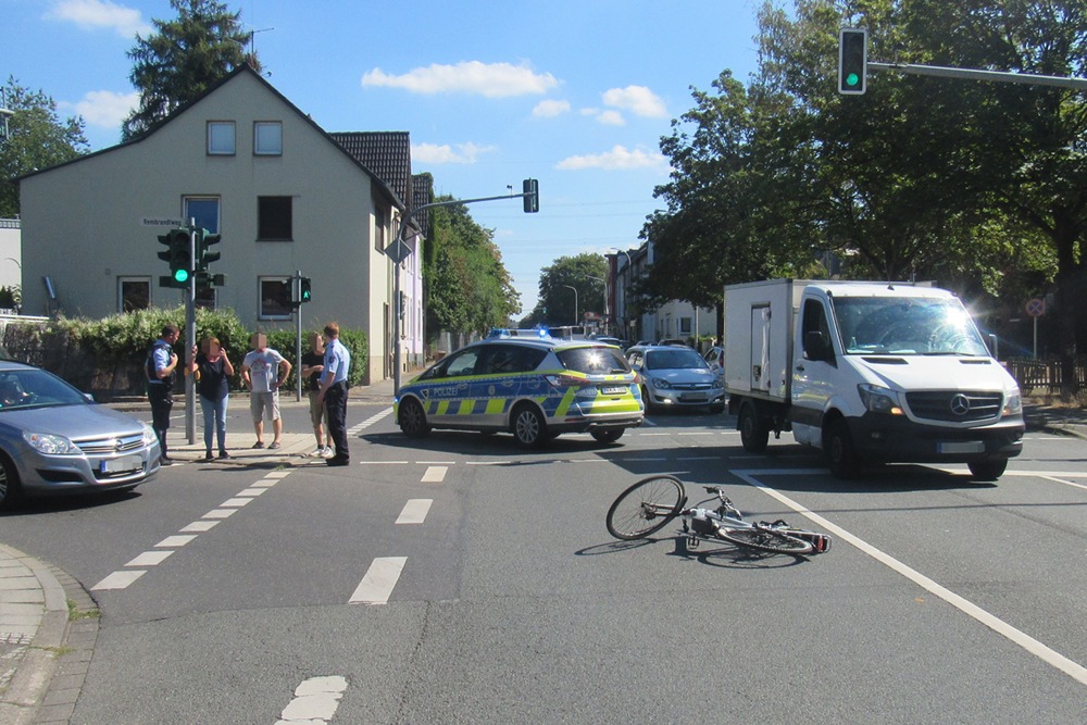 POL-ME: Pedelecfahrer bei Unfall schwer verletzt - Hilden - 2208119