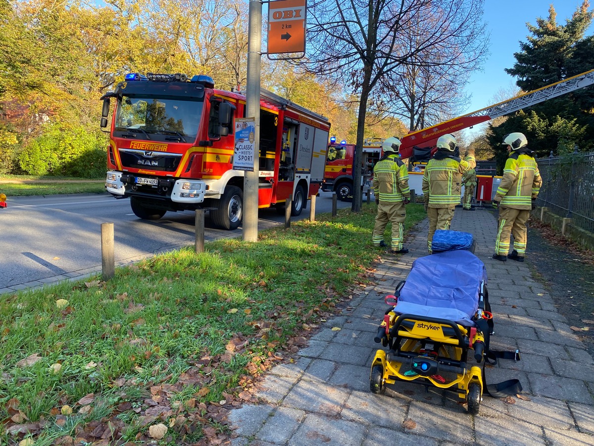 FW Dresden: Arbeiter vom Dach gestürzt