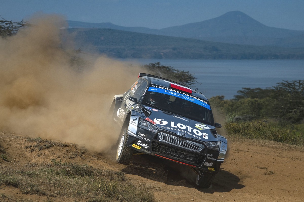Safari Rallye Kenia: Privatfahrer im SKODA FABIA Rally2 evo gewinnen WRC2 bei härtester Rallye des Jahres